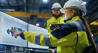 Travailleur en usine utilisant l'intelligence artificielle.