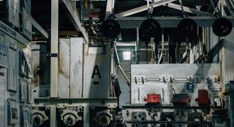 Ligne de production en usine pour l'automatisation industrielle.