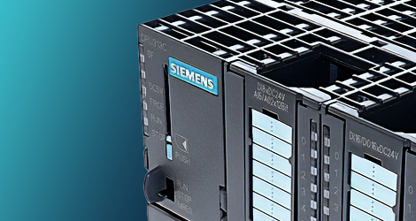 Módulo controlador lógico programable (PLC) Siemens SIMATIC S7-300 con conexiones de entrada y salida.